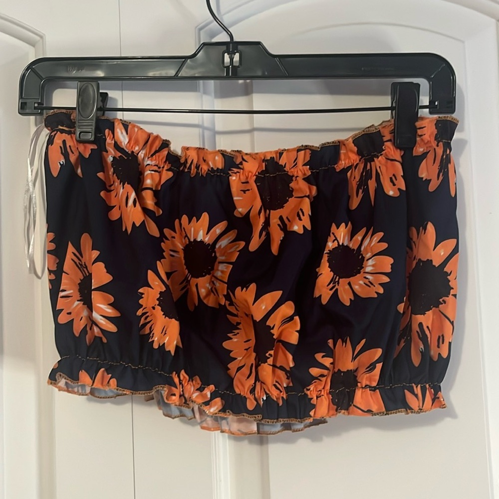 Gently used cropped tube top in floral pattern. Shein brand in size small.